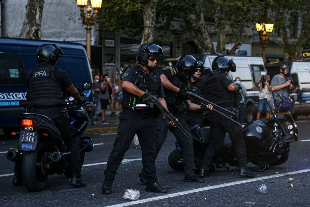 Arjantin'de Milei'ye karşı protestolar sürüyor: Binlerce kişi sokakta! Ülke savaş alanına döndü... - Sayfa 13