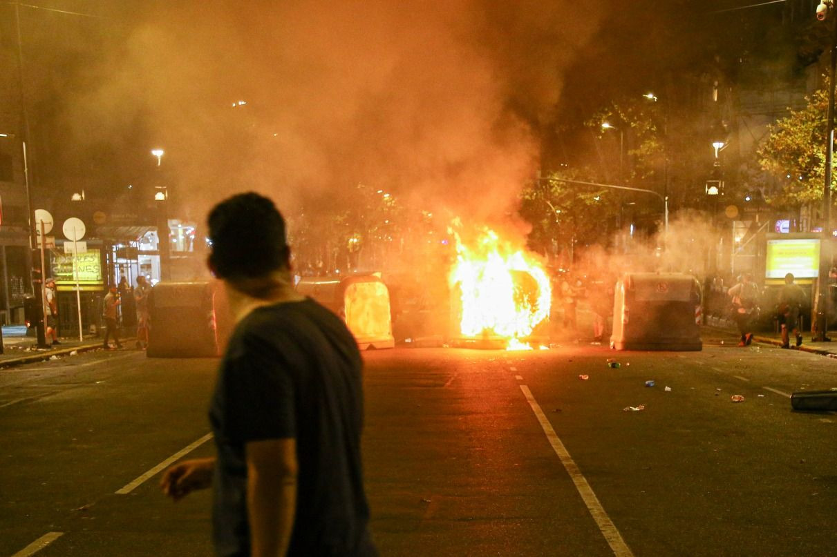 Arjantin'de Milei'ye karşı protestolar sürüyor: Binlerce kişi sokakta! Ülke savaş alanına döndü... - Sayfa 10