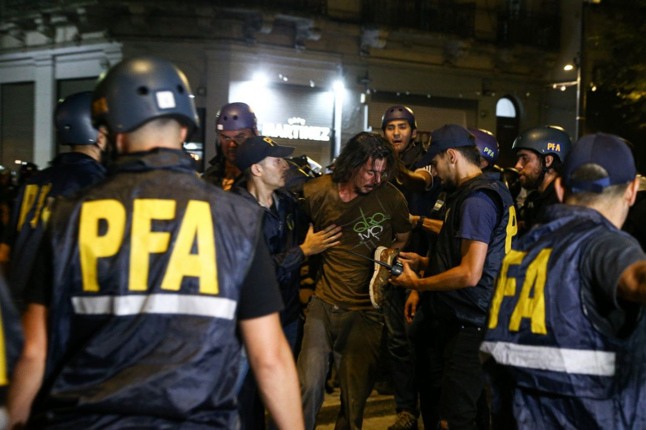 Arjantin'de Milei'ye karşı protestolar sürüyor: Binlerce kişi sokakta! Ülke savaş alanına döndü... - Sayfa 9