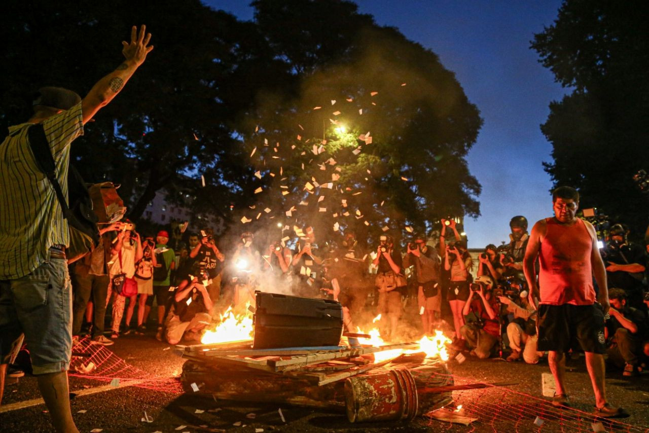 Arjantin'de Milei'ye karşı protestolar sürüyor: Binlerce kişi sokakta! Ülke savaş alanına döndü... - Sayfa 7