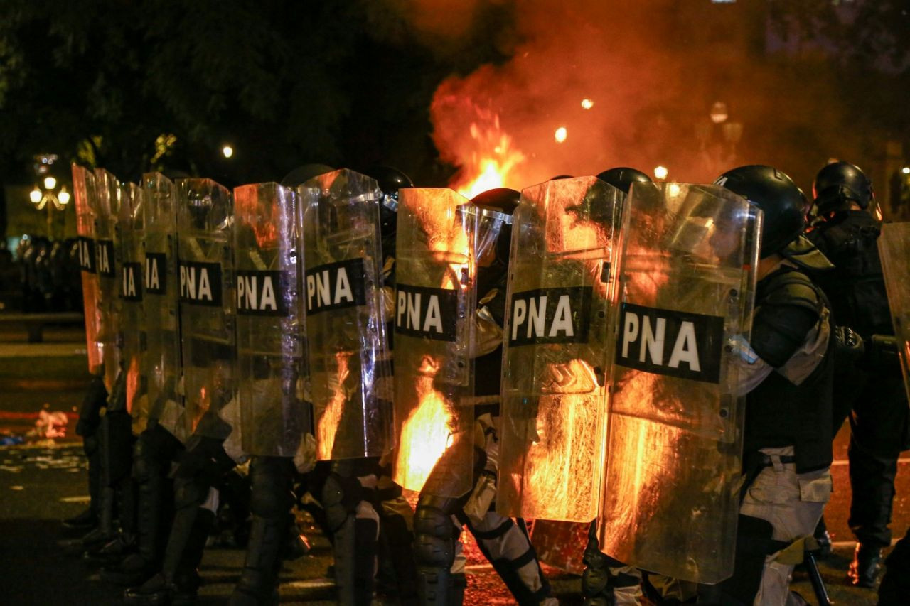 Arjantin'de Milei'ye karşı protestolar sürüyor: Binlerce kişi sokakta! Ülke savaş alanına döndü... - Sayfa 8