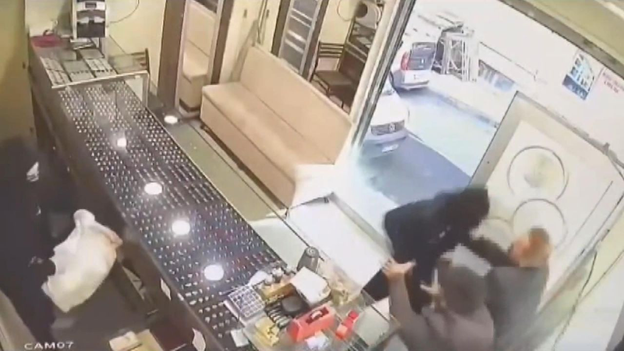 Sultangazi'de kuyumcuyu soymaya çalışırken esnaf tarafından yakalanan çift tutuklandı - Sayfa 5