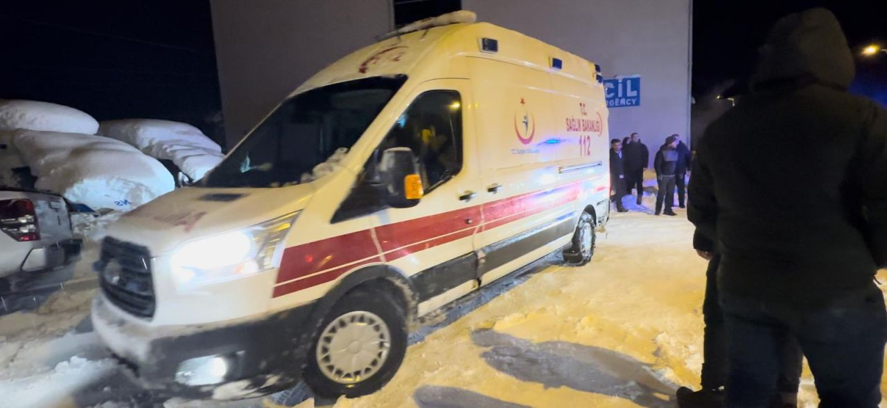 Artvin'de cemaat camide mahsur kaldı! İş makinesi üzerine çığ düştü! - Sayfa 11