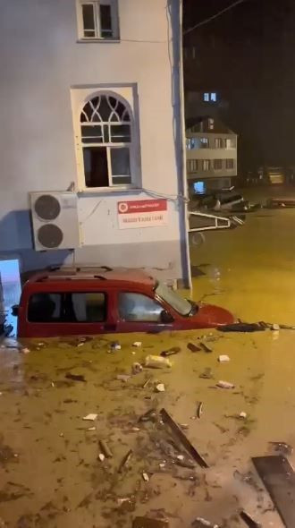 Artvin'de cemaat camide mahsur kaldı! İş makinesi üzerine çığ düştü! - Sayfa 6