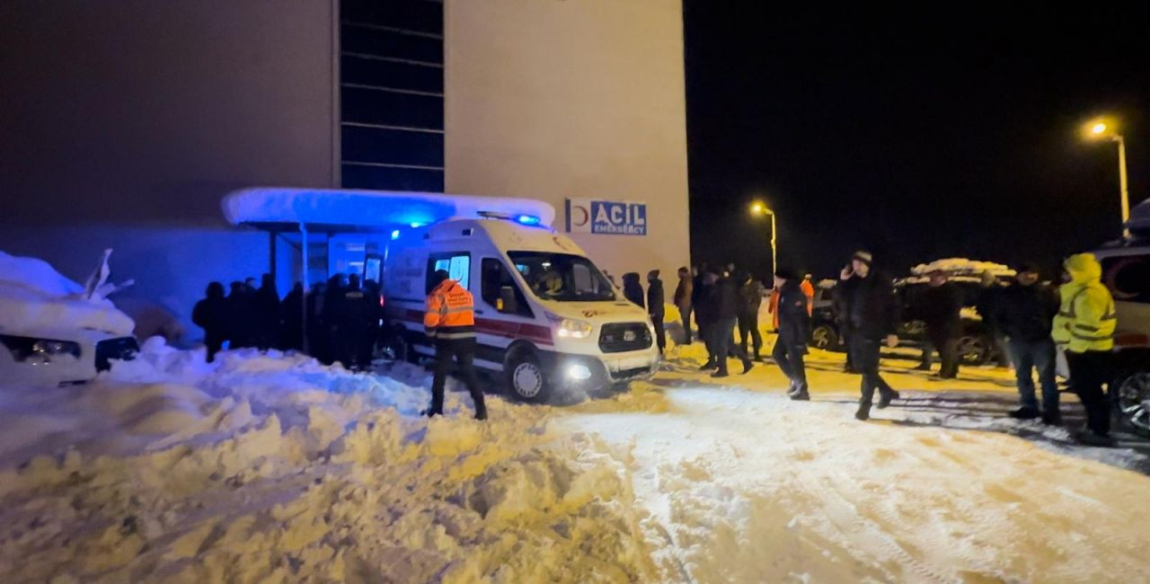 Artvin'de cemaat camide mahsur kaldı! İş makinesi üzerine çığ düştü! - Sayfa 8