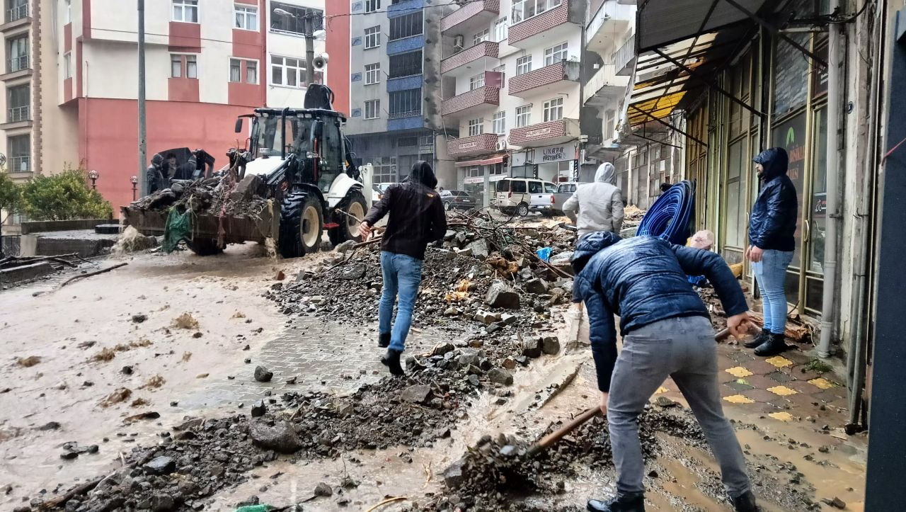 Artvin’de şiddetli yağış: Heyelan nedeniyle 2 bina tahliye edildi - Sayfa 8