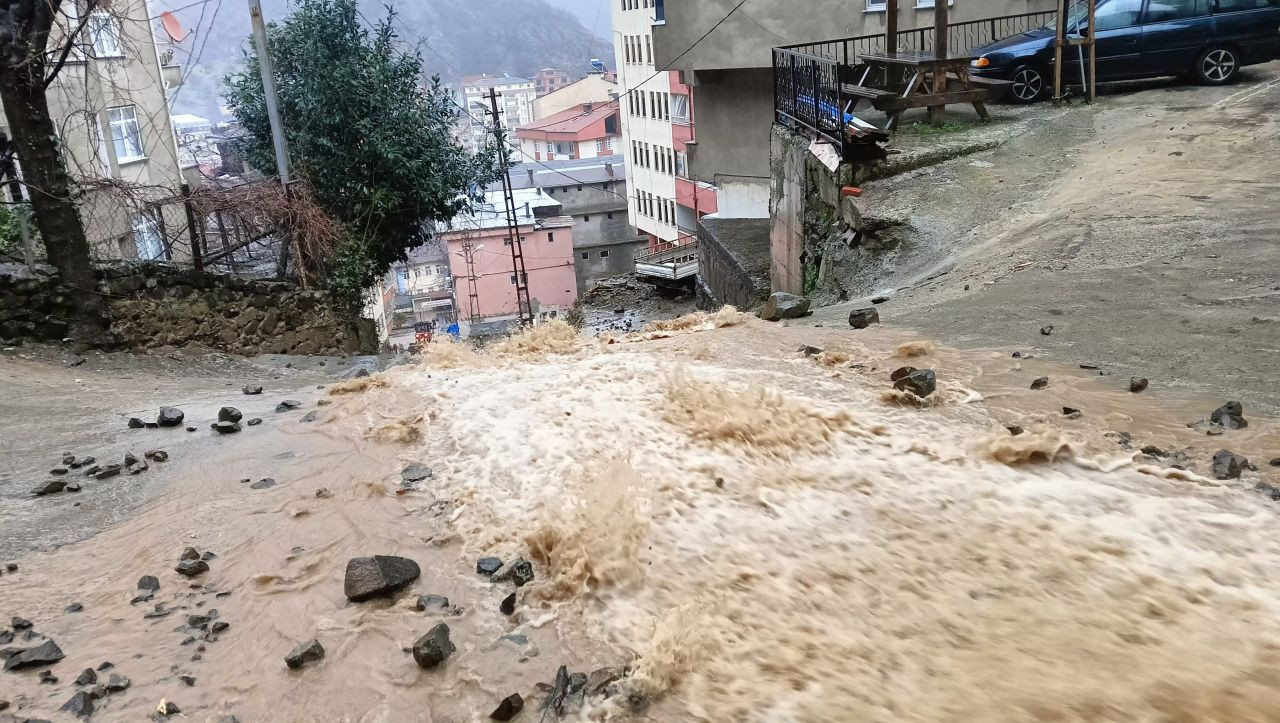 Artvin’de şiddetli yağış: Heyelan nedeniyle 2 bina tahliye edildi - Sayfa 9