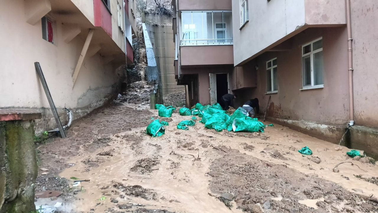 Artvin’de şiddetli yağış: Heyelan nedeniyle 2 bina tahliye edildi - Sayfa 10