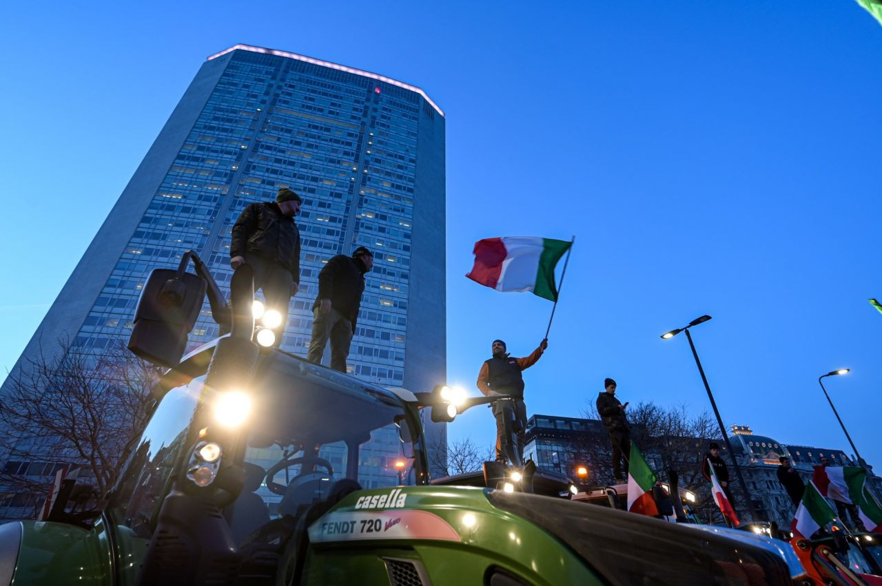 Çiftçiler protesto için Roma'ya ilerliyor:  "Kentin çevresini saracağız. Bunu yalnızca traktörlerle ve birkaç günlüğüne yapmayacağız" - Sayfa 25