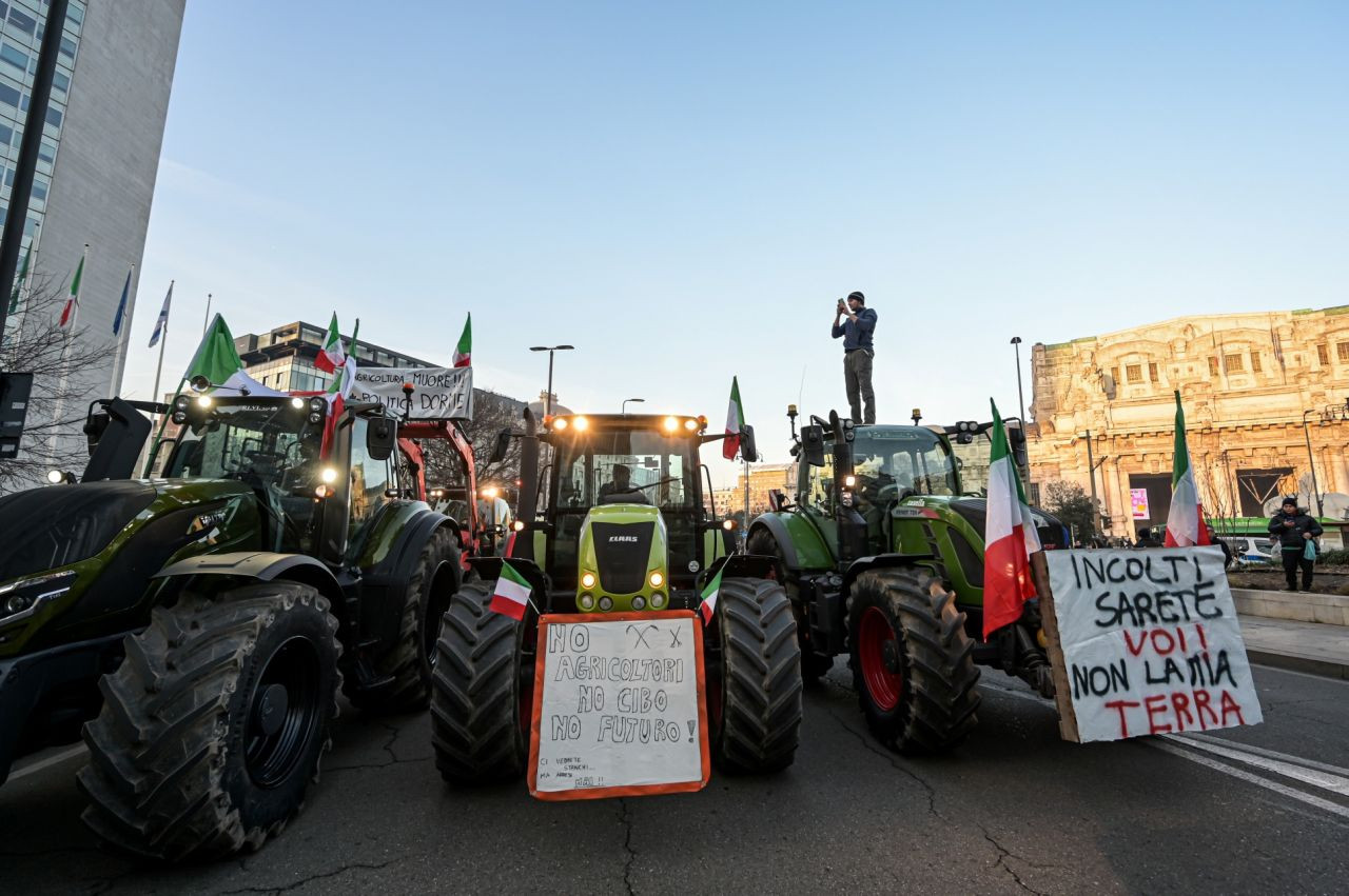 Çiftçiler protesto için Roma'ya ilerliyor:  "Kentin çevresini saracağız. Bunu yalnızca traktörlerle ve birkaç günlüğüne yapmayacağız" - Sayfa 18