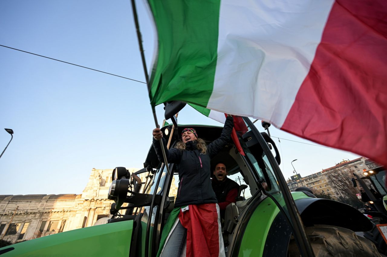 Çiftçiler protesto için Roma'ya ilerliyor:  "Kentin çevresini saracağız. Bunu yalnızca traktörlerle ve birkaç günlüğüne yapmayacağız" - Sayfa 13