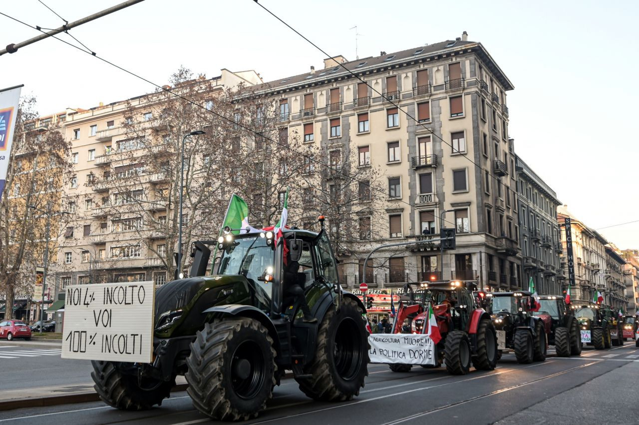 Çiftçiler protesto için Roma'ya ilerliyor:  "Kentin çevresini saracağız. Bunu yalnızca traktörlerle ve birkaç günlüğüne yapmayacağız" - Sayfa 8