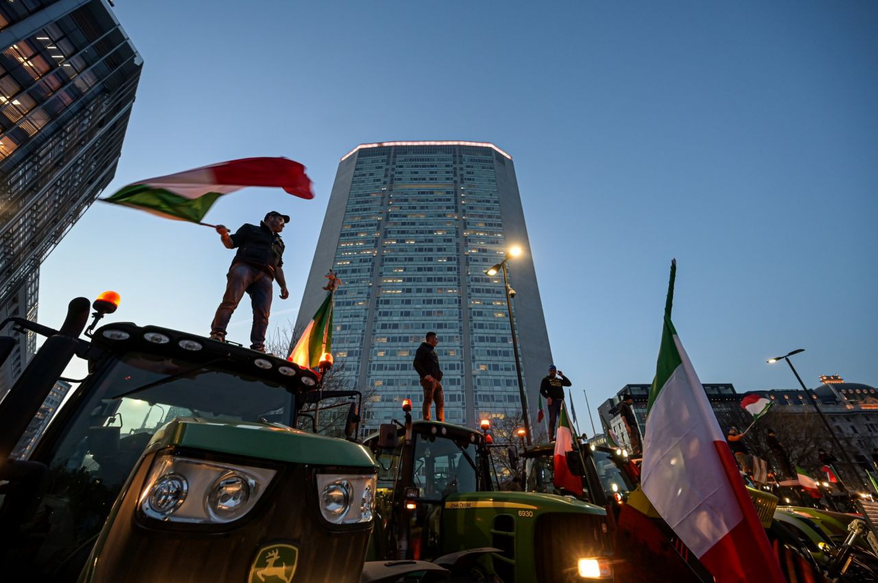 Çiftçiler protesto için Roma'ya ilerliyor:  "Kentin çevresini saracağız. Bunu yalnızca traktörlerle ve birkaç günlüğüne yapmayacağız" - Sayfa 26