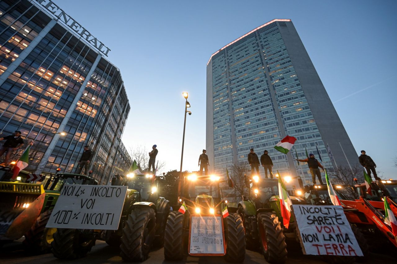 Çiftçiler protesto için Roma'ya ilerliyor:  "Kentin çevresini saracağız. Bunu yalnızca traktörlerle ve birkaç günlüğüne yapmayacağız" - Sayfa 24