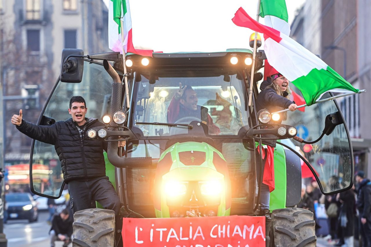 Çiftçiler protesto için Roma'ya ilerliyor:  "Kentin çevresini saracağız. Bunu yalnızca traktörlerle ve birkaç günlüğüne yapmayacağız" - Sayfa 6