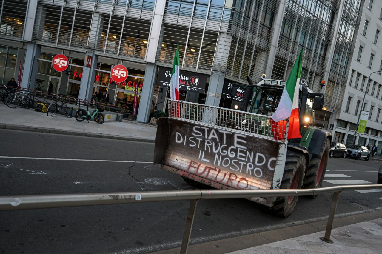 Çiftçiler protesto için Roma'ya ilerliyor:  "Kentin çevresini saracağız. Bunu yalnızca traktörlerle ve birkaç günlüğüne yapmayacağız" - Sayfa 22