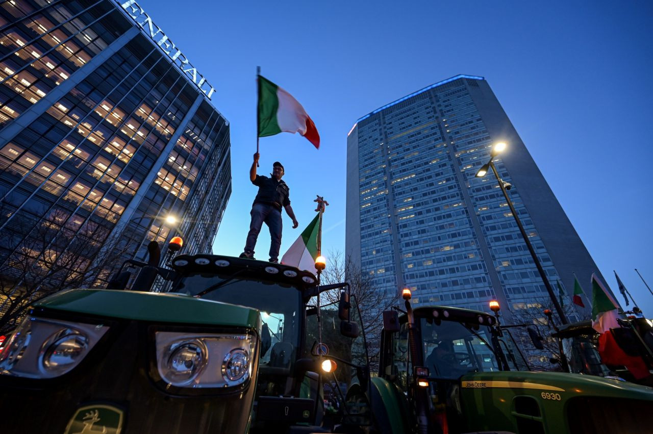 Çiftçiler protesto için Roma'ya ilerliyor:  "Kentin çevresini saracağız. Bunu yalnızca traktörlerle ve birkaç günlüğüne yapmayacağız" - Sayfa 27