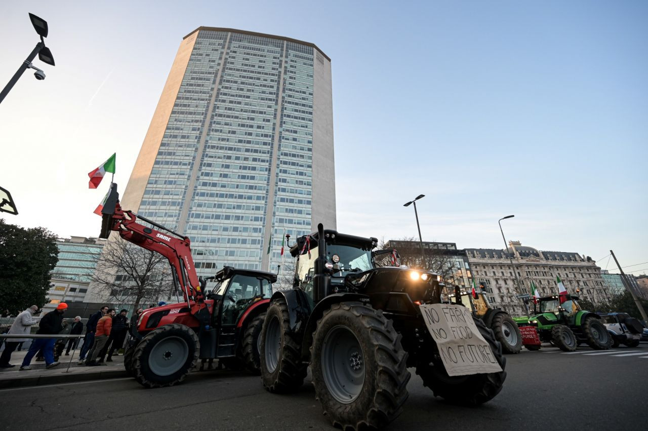 Çiftçiler protesto için Roma'ya ilerliyor:  "Kentin çevresini saracağız. Bunu yalnızca traktörlerle ve birkaç günlüğüne yapmayacağız" - Sayfa 23