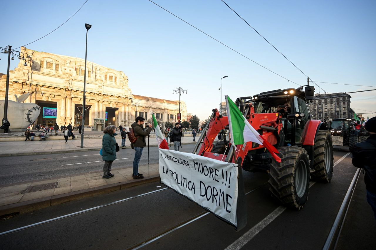 Çiftçiler protesto için Roma'ya ilerliyor:  "Kentin çevresini saracağız. Bunu yalnızca traktörlerle ve birkaç günlüğüne yapmayacağız" - Sayfa 10
