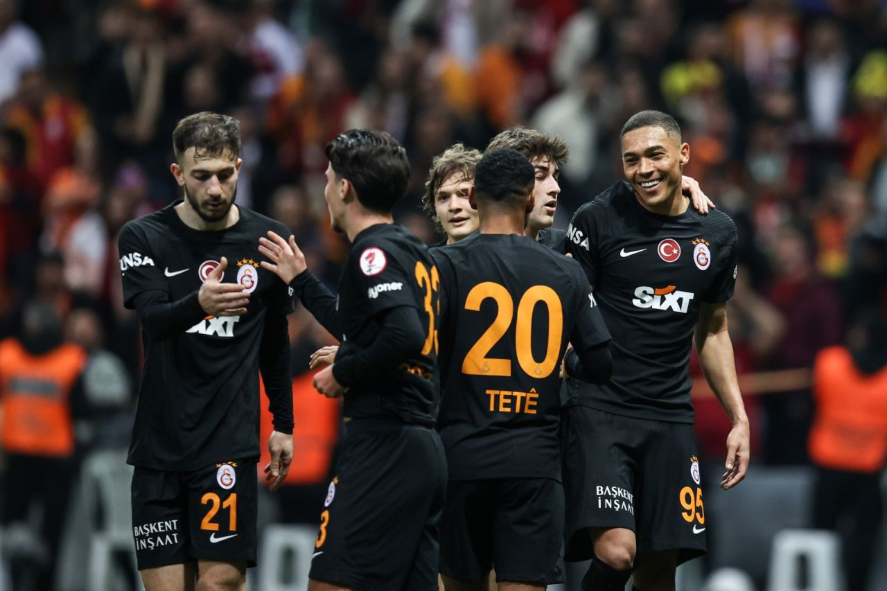 "Yarın takımla ilişiği kesilip Florya'nın duvarına 'Oyuna olan nefreti, formaya olan saygısızlığı yüzünden gönderilmiştir' yazılsa..." - Sayfa 10