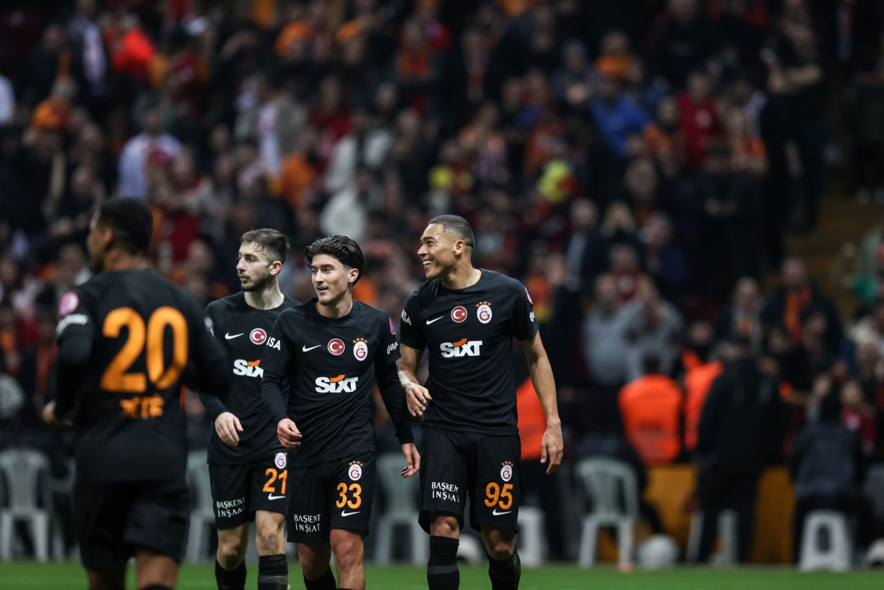 "Yarın takımla ilişiği kesilip Florya'nın duvarına 'Oyuna olan nefreti, formaya olan saygısızlığı yüzünden gönderilmiştir' yazılsa..." - Sayfa 9