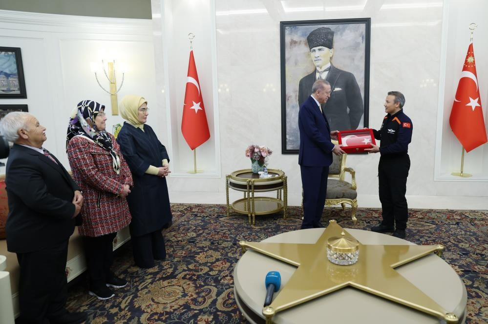 Cumhurbaşkanı Erdoğan, Alper Gezeravcı ile görüştü! Dikkat çeken Türk bayrağı detayı... - Sayfa 7