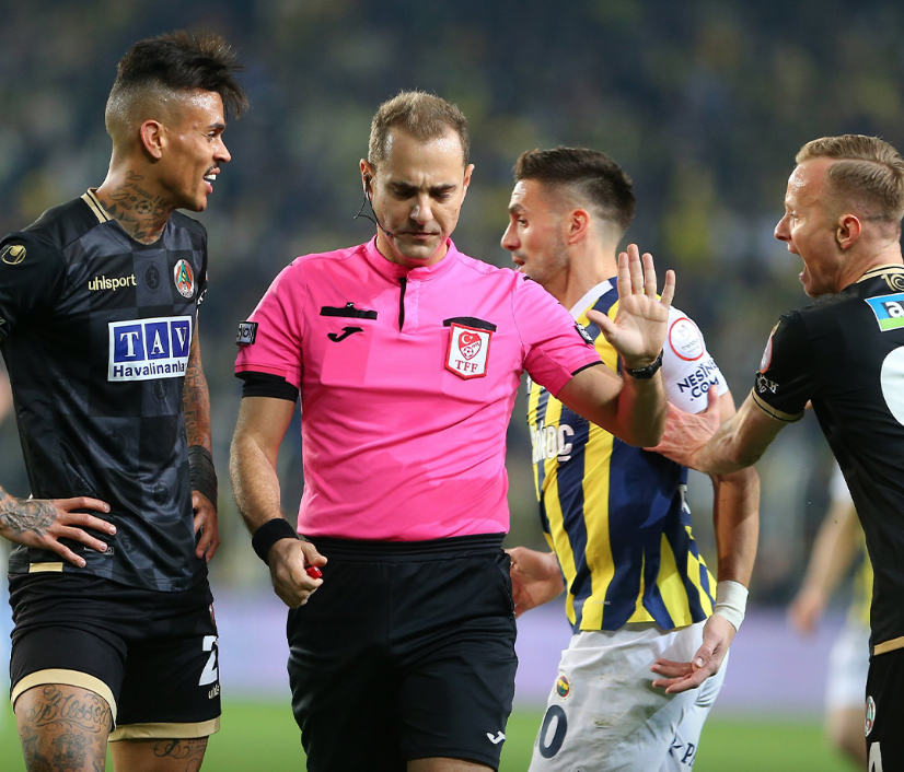 “Dusan Tadic yürüyerek oynuyor! Sebastian Szymanski uzun zamandır ortalarda yok! İsmail Kartal’ın kafası çok karışık, bu sonuç büyük travma yaratır” - Sayfa 12