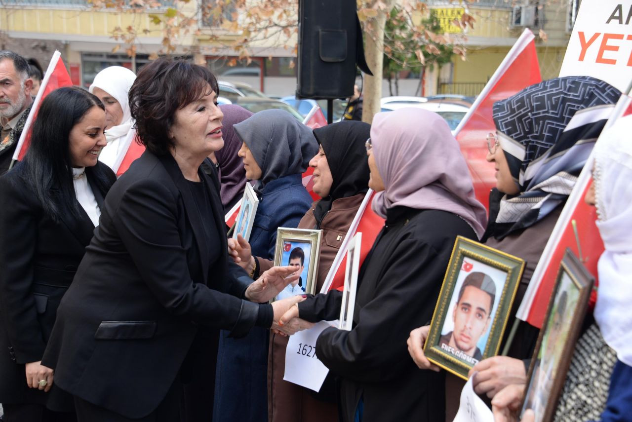 Usta sanatçı Hülya Koçyiğit Diyarbakır anneleriyle nöbet tuttu! - Sayfa 6