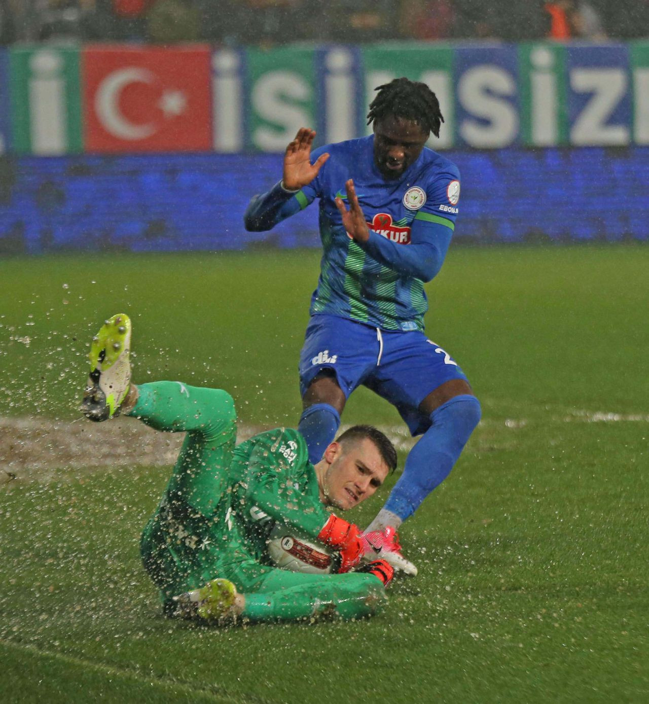 Sosyal medyaya damga vuran açıklama! Olay yaratan sözler: “Serdar Dursun hamlesi herkesi hayrete düşürdü! Tek mantıklı açıklaması İsmail Kartal ile Michy Batshuayi arasında devre arasında bir şey yaşandı!” - Sayfa 6