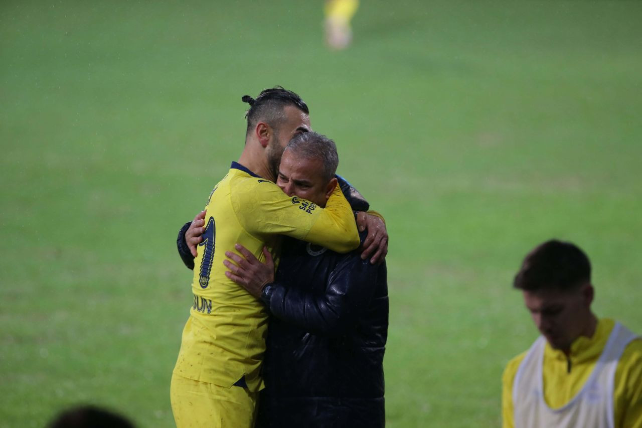 Türk futbolunda geceye damga vuran sözler! Canlı yayında çıldırdı, herkes bunu konuşuyor: “Ali Koç’un yerinde olsam hemen bugün İsmail Kartal’ı kovarım! Fenerbahçe haftalardır top oynamıyor! Yabancı oyuncularla problemi var adamın, ortaya çıkar…” - Sayfa 10