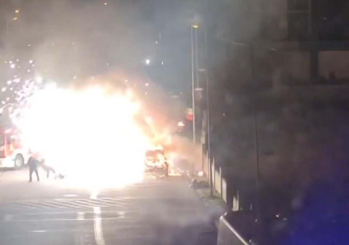 Esenyurt'ta otomobil alev alev yandı müdahale sırasındaki patlama kamerada - Sayfa 5