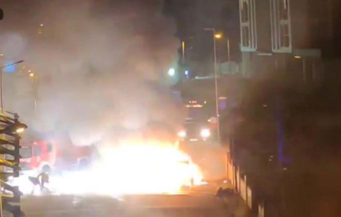 Esenyurt'ta otomobil alev alev yandı müdahale sırasındaki patlama kamerada - Sayfa 7