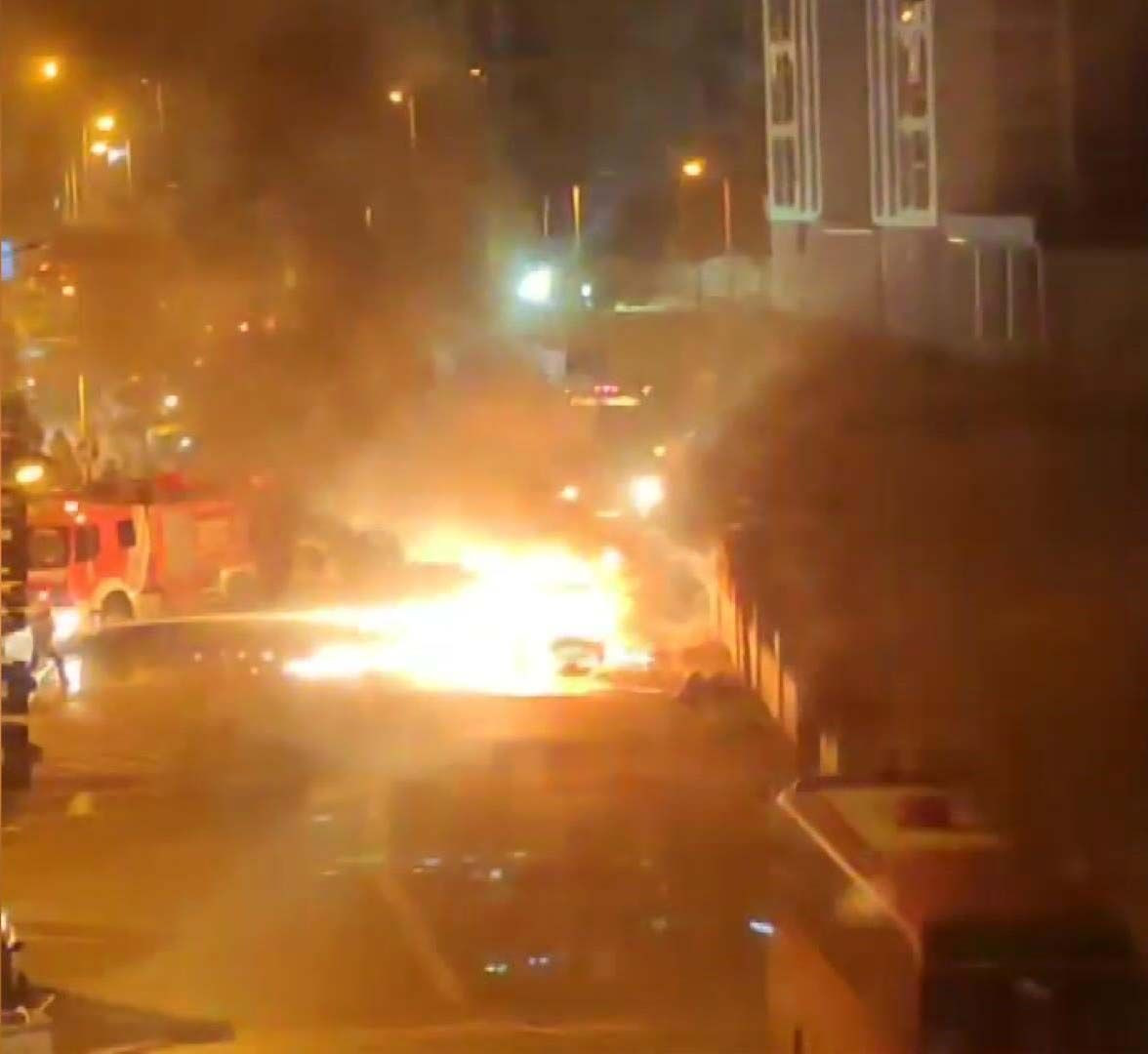 Esenyurt'ta otomobil alev alev yandı müdahale sırasındaki patlama kamerada - Sayfa 8