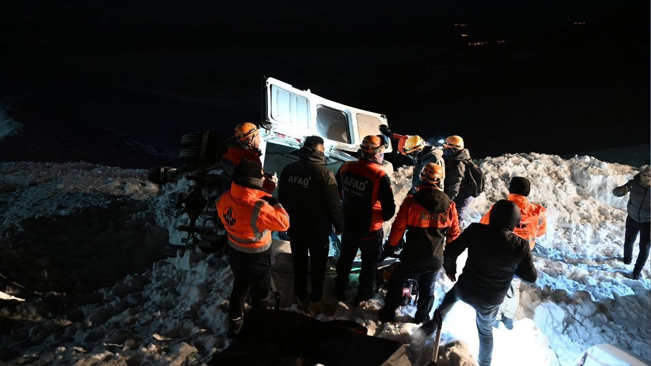 Facia gibi kaza! AFAD duyurdu: Van'da minibüsün üzerine çığ düştü ölü ve yaralılar var! - Sayfa 10