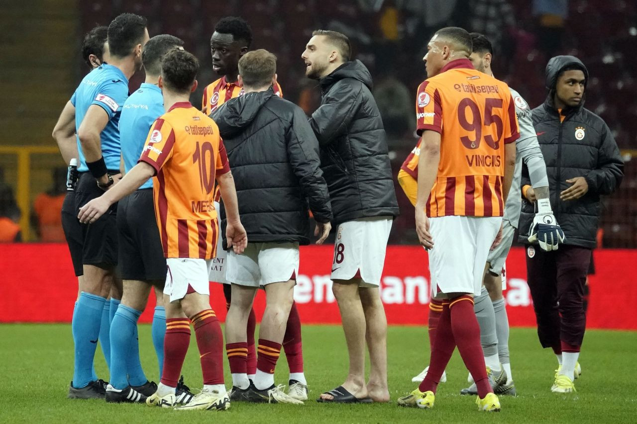 Nihat Kahveci Galatasaray'ın yıldızlarını yerden yere vurdu: Ben Brezilya Futbol Federasyonu olsam Vinicius'un ve Tete'nin pasaportlarını iptal ederdim! - Sayfa 6