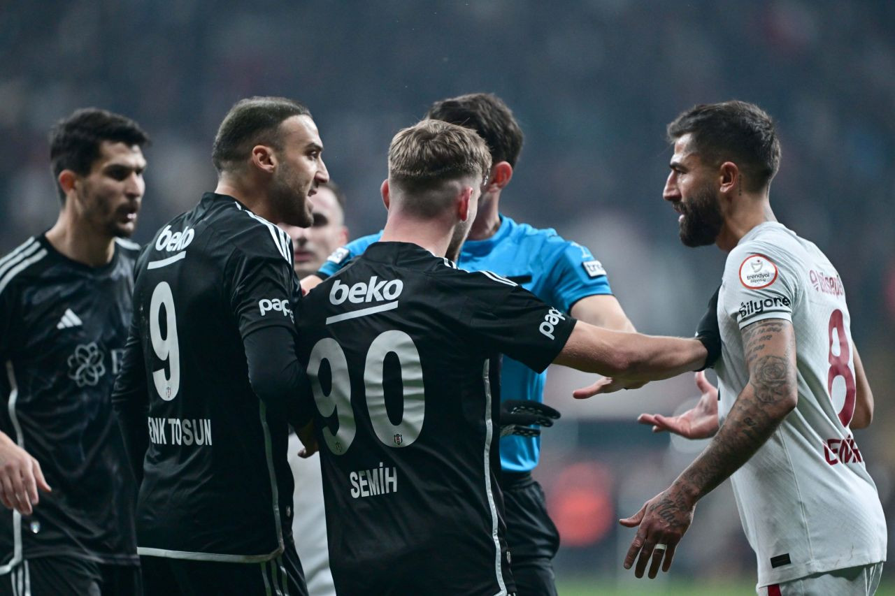 Sosyal medyayı yıkan paylaşım: “Cenk Tosun’a yapılan bariz penaltıyı yediler! VAR’a davet etmemek asla masum değil. Beline sarılıyor, formasından çekiyor ve topaç gibi çeviriveriyor… Galatasaray yüzde 65 şampiyon” - Sayfa 7