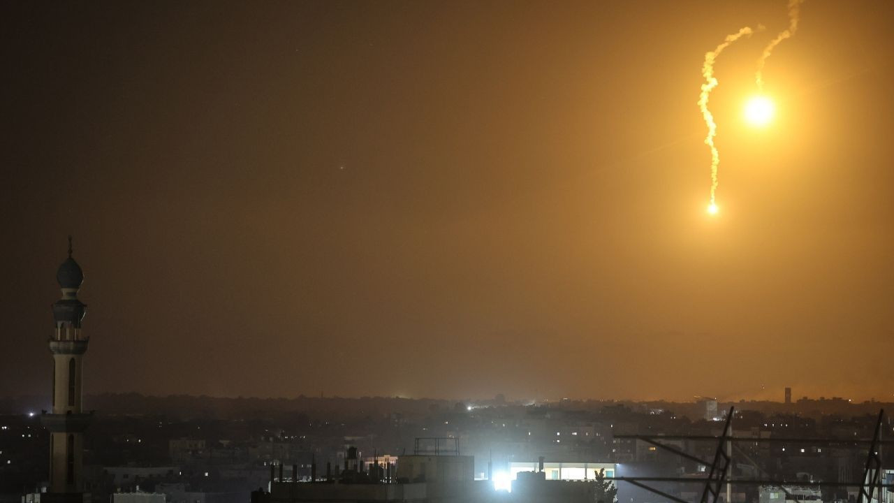 Kalleş saldırılar sürüyor! Gazze'de bombardıman anı kamerada! - Sayfa 5