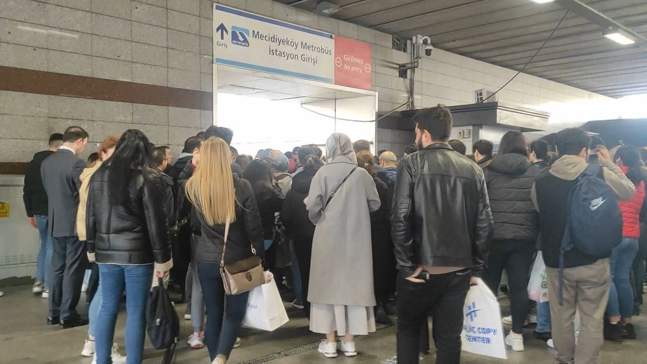 Metrobüs durağında yürüyen merdiven faciası: 3 yaralı - Sayfa 6