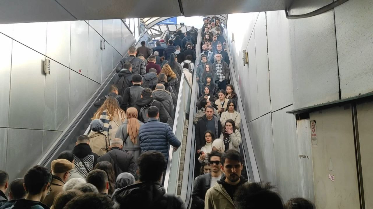 Metrobüs durağında yürüyen merdiven faciası: 3 yaralı - Sayfa 7