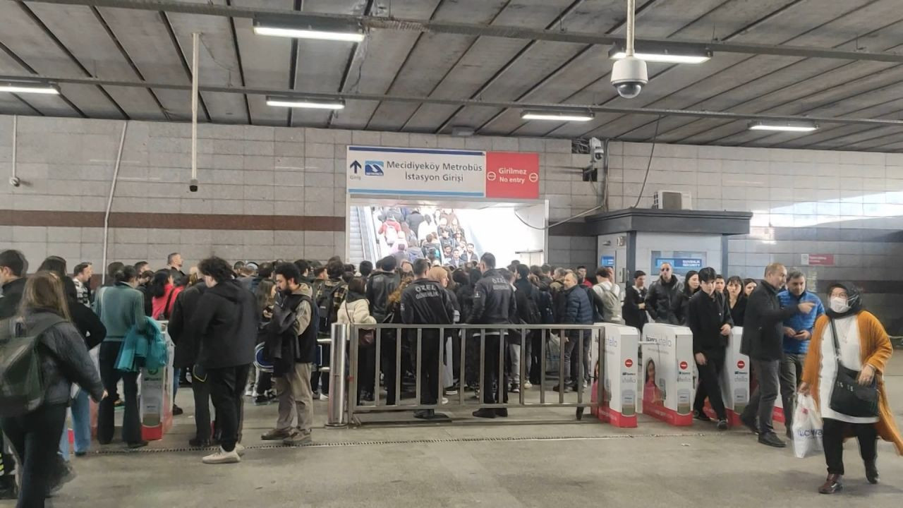 Metrobüs durağında yürüyen merdiven faciası: 3 yaralı - Sayfa 8