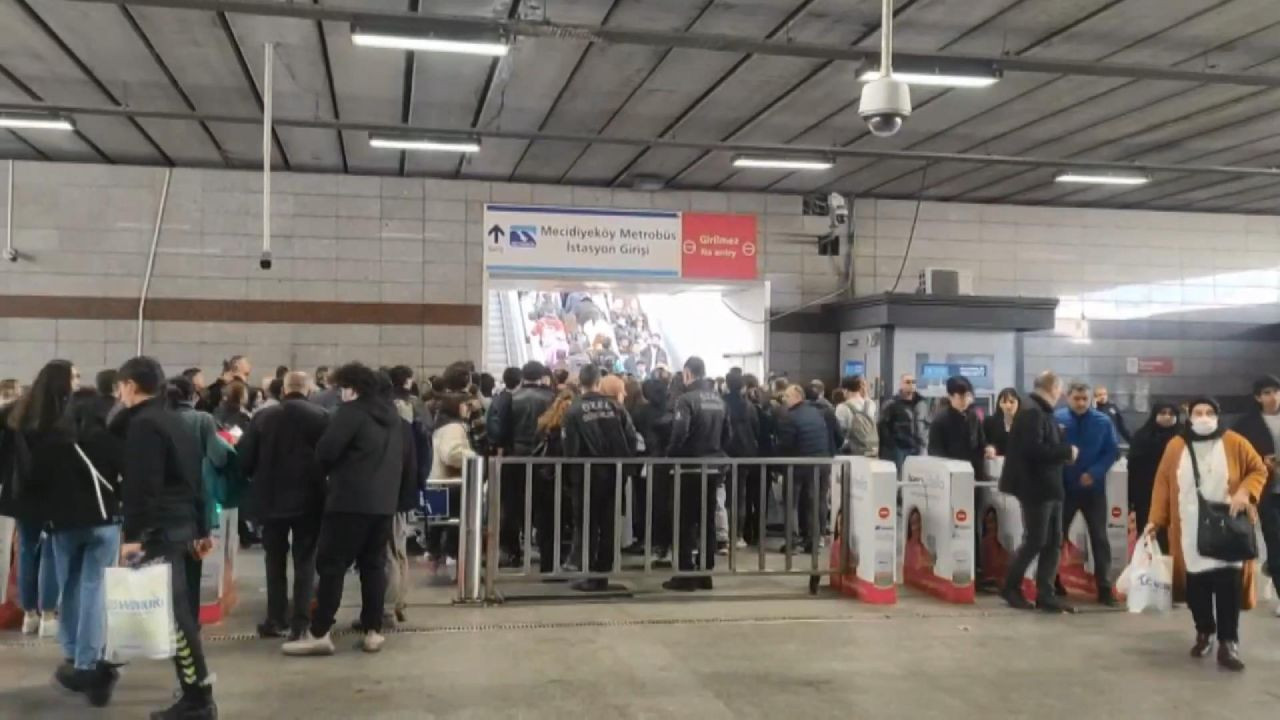 Metrobüs durağında yürüyen merdiven faciası: 3 yaralı - Sayfa 9