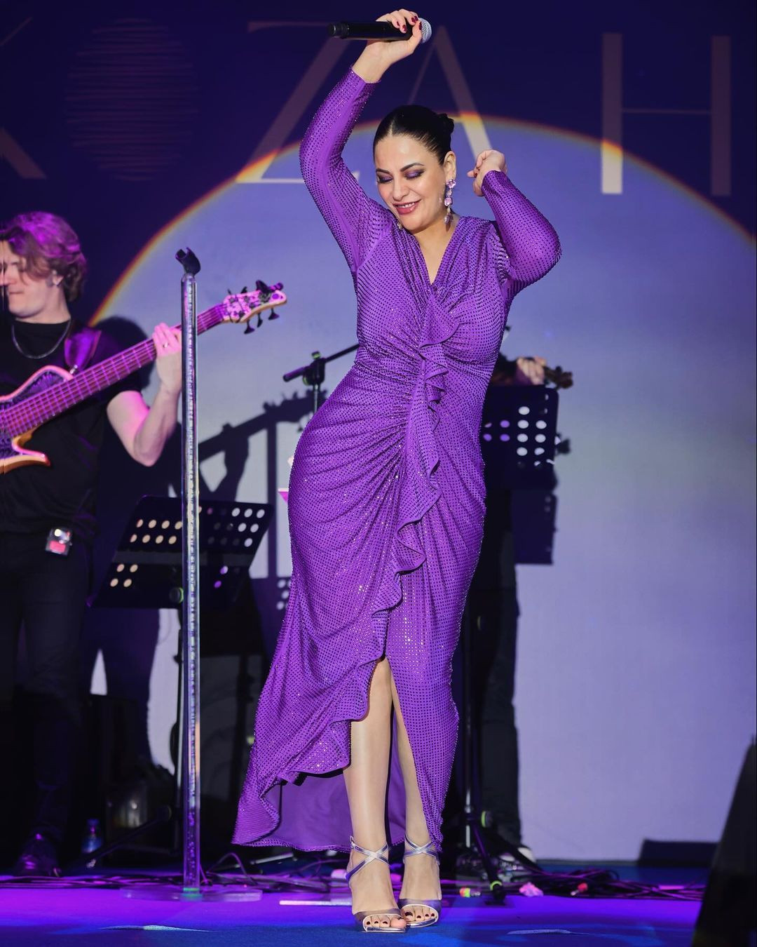 Zara'nın derin göğüs dekoltesi olay oldu! Tarzına eleştiri yağdı - Sayfa 6