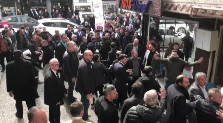 İYİ Partililer ve Yeniden Refahlılar arasında pankart kavgası! Yumruklar havada uçuştu - Sayfa 5