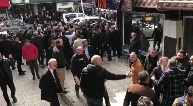 İYİ Partililer ve Yeniden Refahlılar arasında pankart kavgası! Yumruklar havada uçuştu - Sayfa 6