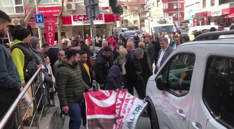 İYİ Partililer ve Yeniden Refahlılar arasında pankart kavgası! Yumruklar havada uçuştu - Sayfa 7
