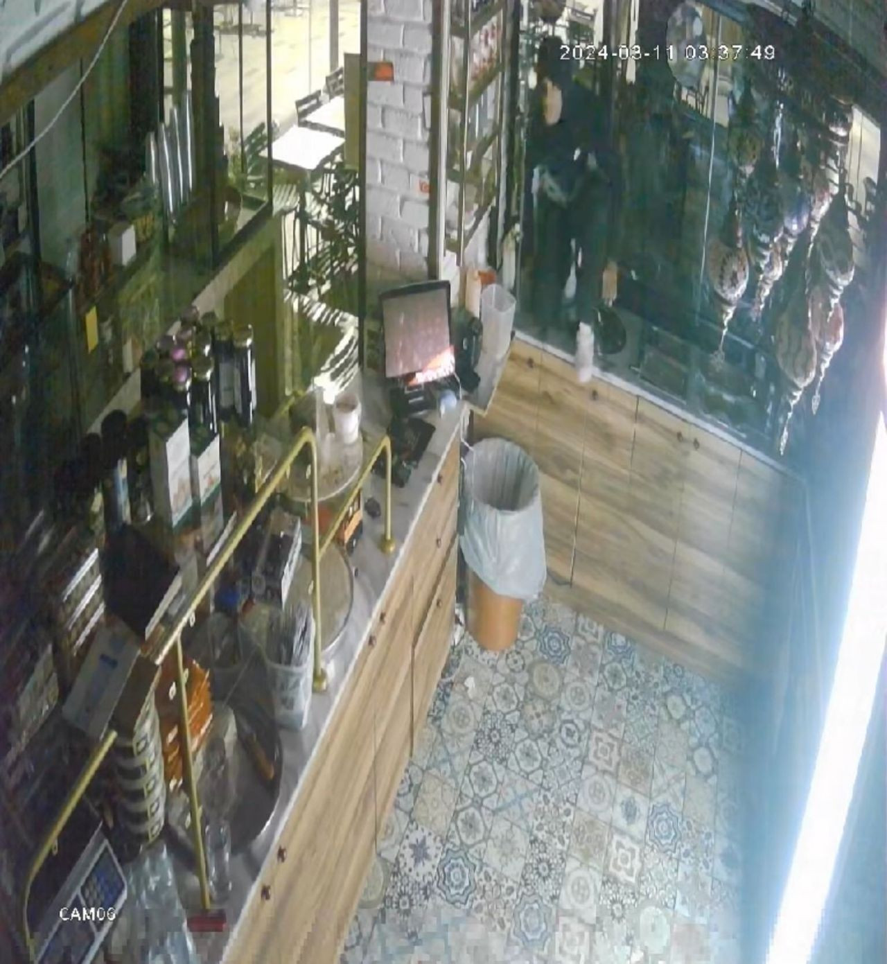 İş yerine giren hırsızlar kasadaki parayı ve SMA'lı bebek için konulan yardım kutusunu çaldı - Sayfa 5