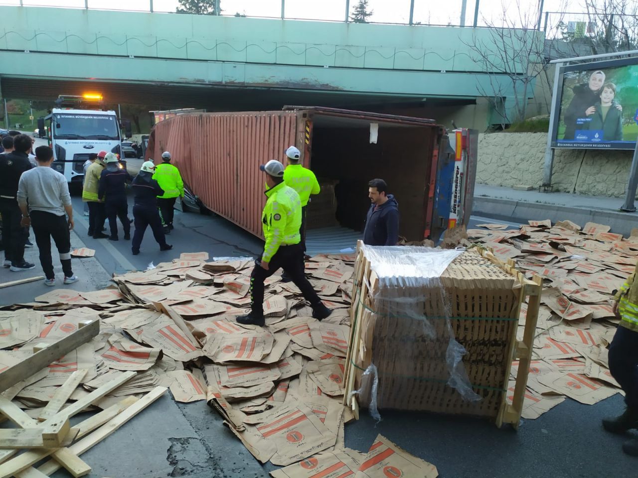 Bakırköy'de üst geçide çarpan TIR otomobilin üzerine devrildi: 4 ölü - Sayfa 6