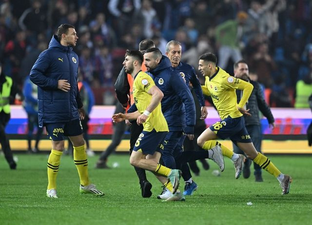 Fenerbahçe'de büyük şok! Takımın yıldızından isyan: "Benim için burası bitti. Ayrılmak istiyorum" Araya giren teknik heyet ve futbolcular krizi önledi - Sayfa 13