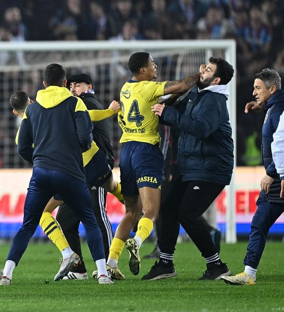 Fenerbahçe'de büyük şok! Takımın yıldızından isyan: "Benim için burası bitti. Ayrılmak istiyorum" Araya giren teknik heyet ve futbolcular krizi önledi - Sayfa 10