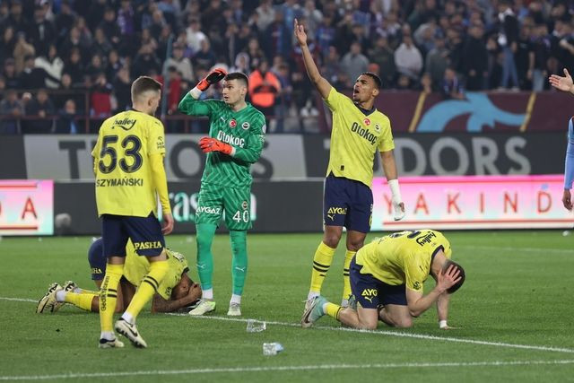 Fenerbahçe'de büyük şok! Takımın yıldızından isyan: "Benim için burası bitti. Ayrılmak istiyorum" Araya giren teknik heyet ve futbolcular krizi önledi - Sayfa 8